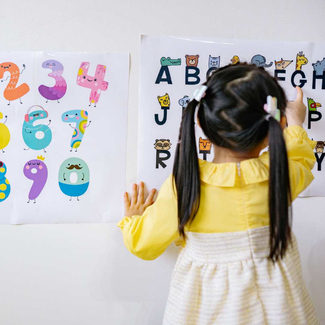 Bambina impegnata in un’attività di apprendimento per la scuola dell’infanzia