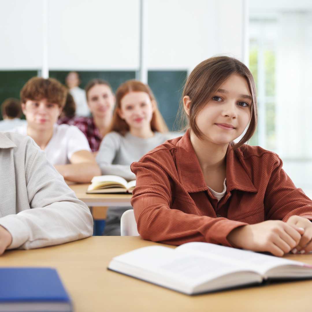 Studenti della scuola secondaria durante una lezione in classe